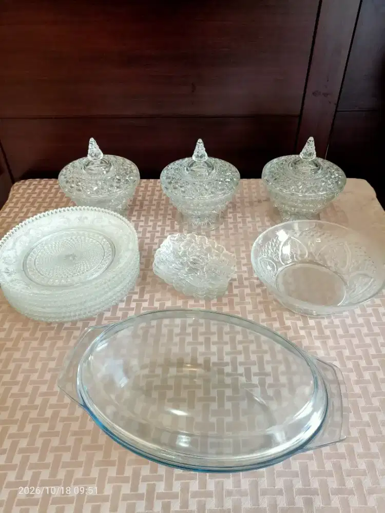 Tempat kue, piring kue dan vas kristal antik ex pajangan.