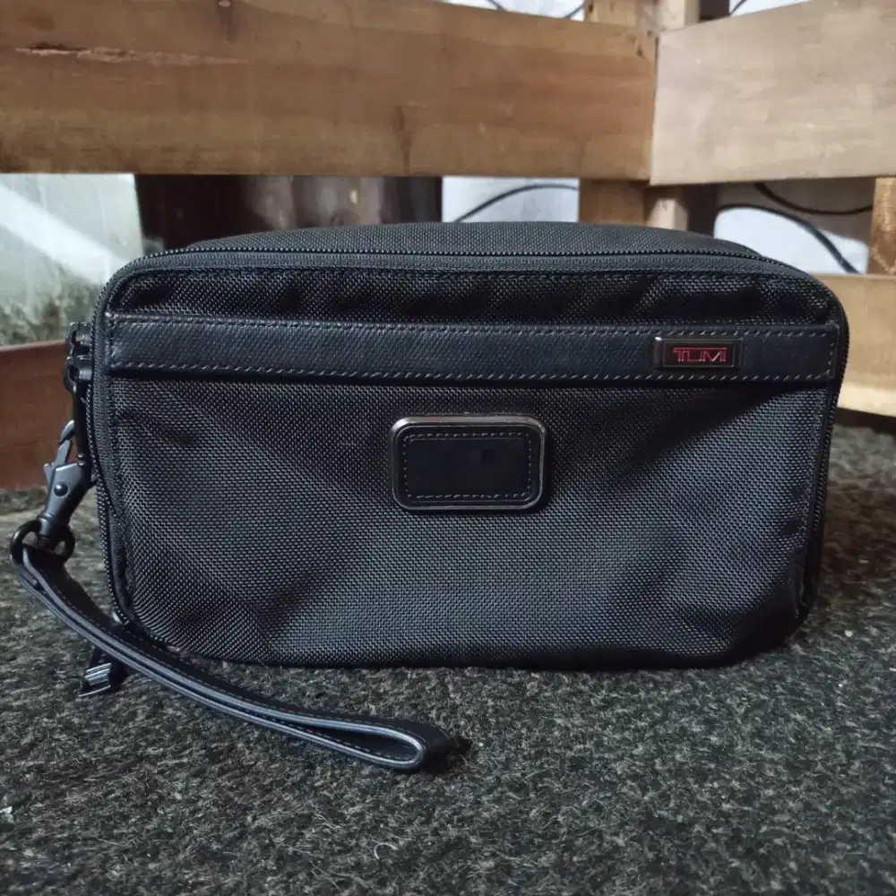 Preloved Tumi Clucth Ori 90%