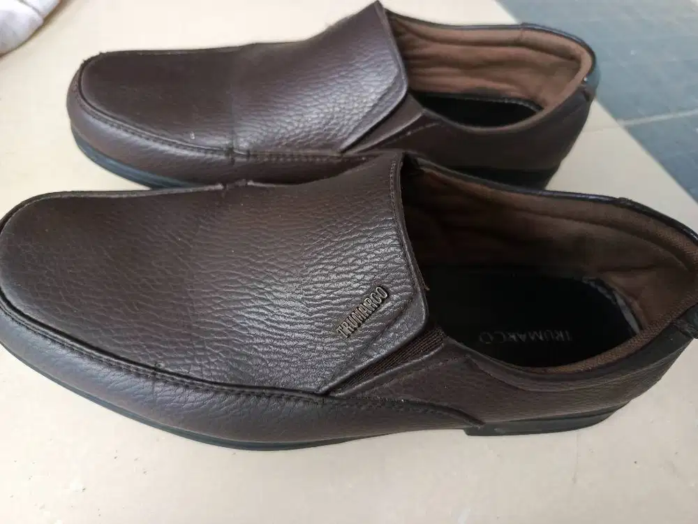 Trumarco size 43 brown slip on