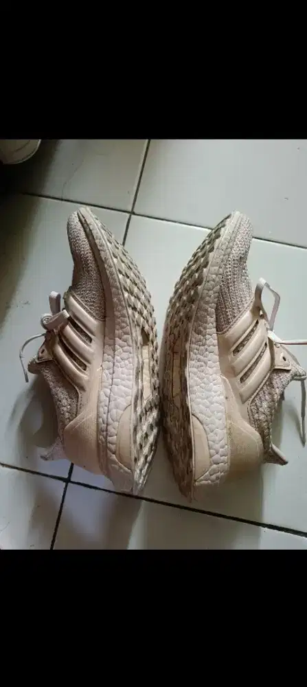 Dijual Sepatu Adidas Ultraboost size 37,5 rare item.