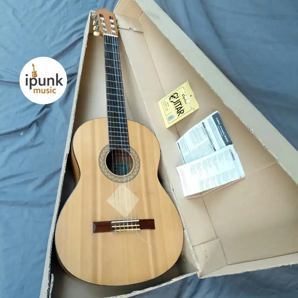 Yamaha C30M Original Gitar Klasik seri diatas C315 + Senar baru Nylon