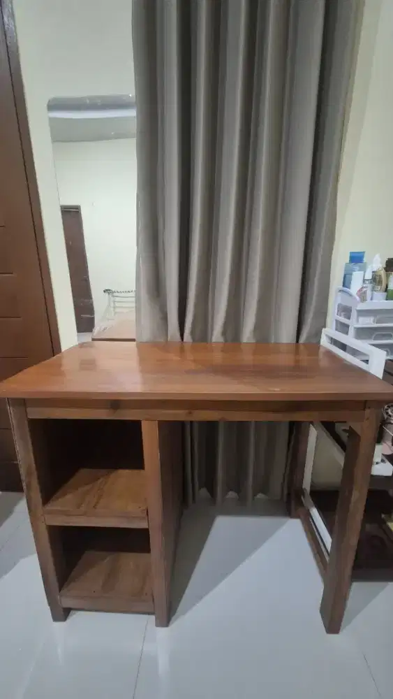 Meja kayu solid