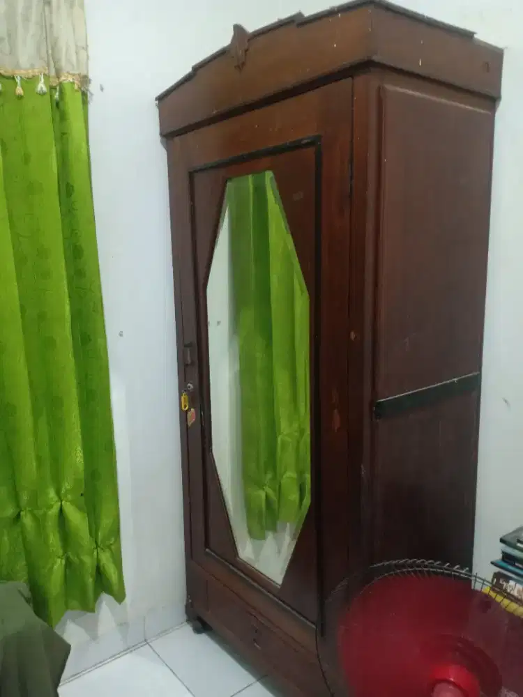Lemari Pakaian Jati