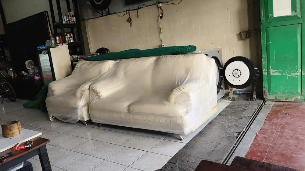Satu set sofa putih