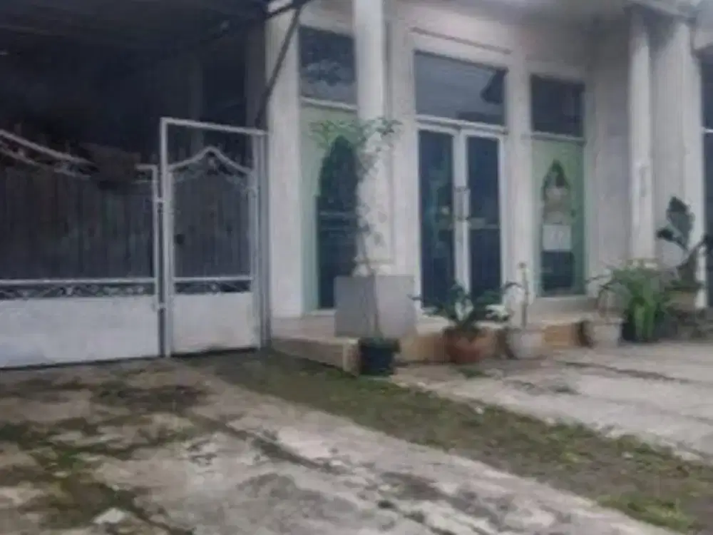 DIJUAL! Rumah di Jalan Utama Raya, LUAS di atas 215m2, Terdapat Mushola, Ruang Tengah, Ruang Tamu