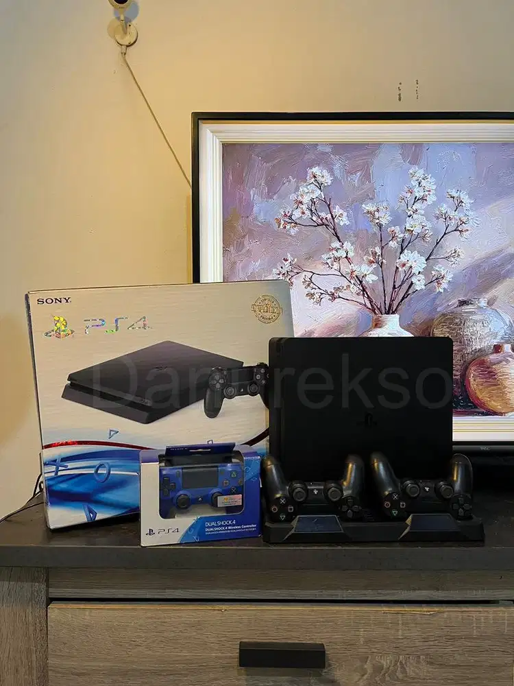 PS 4 Slim pemakaian sendiri