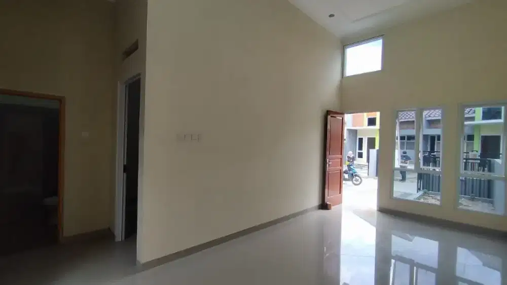 Ruangan Lega Dan Tanahnya Luas Dinding Bata Merah