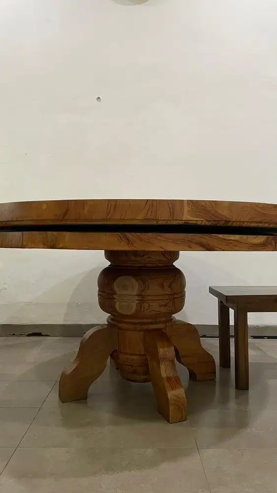 Meja bulat kayu jati solid diameter 140 cm