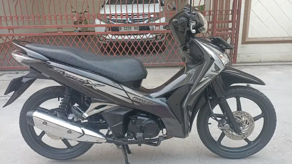 Honda Supra X 125 helm in tahun 2012.