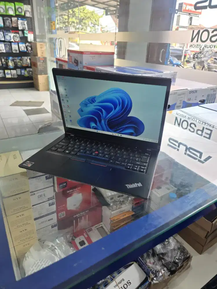 LAPTOP LENOVO THINKPAD RYZEN5 RAM 16GB SSD 256GB