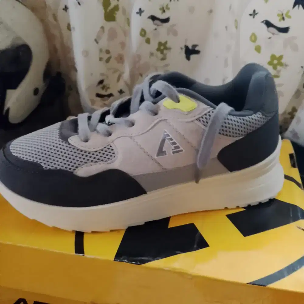 Sepatu aerostreet