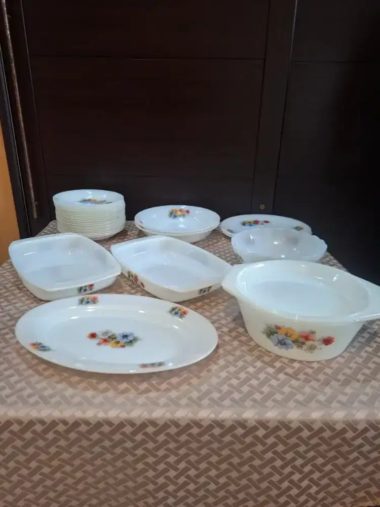 Peralatan makan Kaca Susu Antik dari Arcopal France set