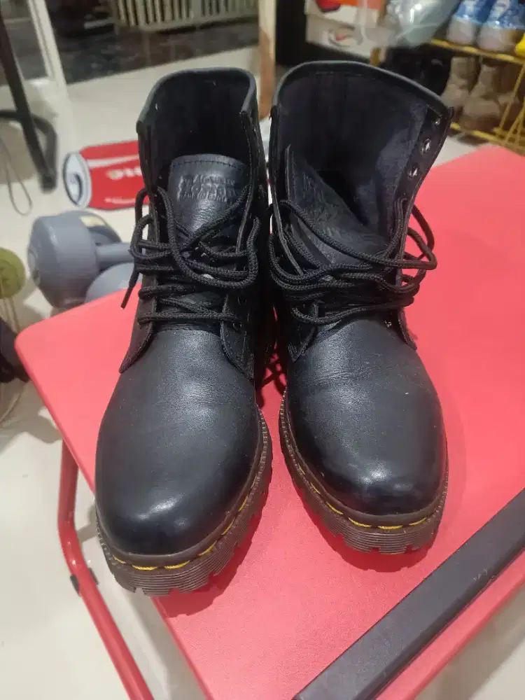 Sepatu dr marten