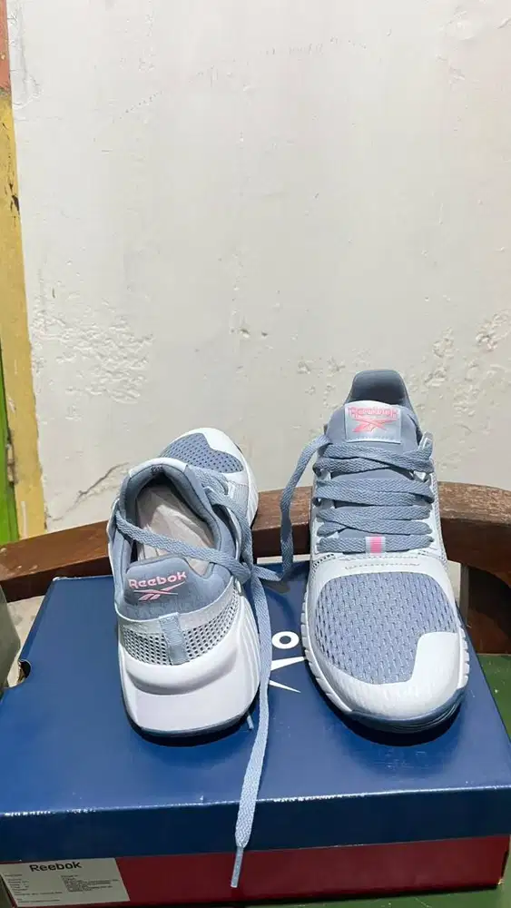 DIJUAL SEPATU REEBOOK UK 37, ORI BARU