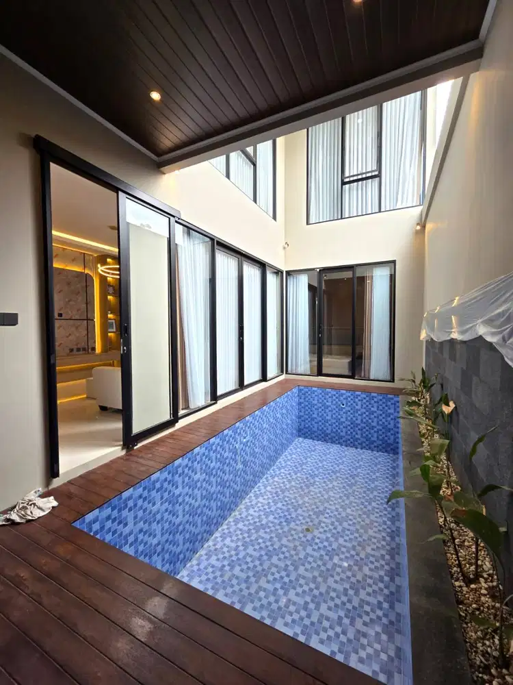 Rumah Lingkungan Perumahan dengan Kolam Renang dekat Jalan Raya Tajem