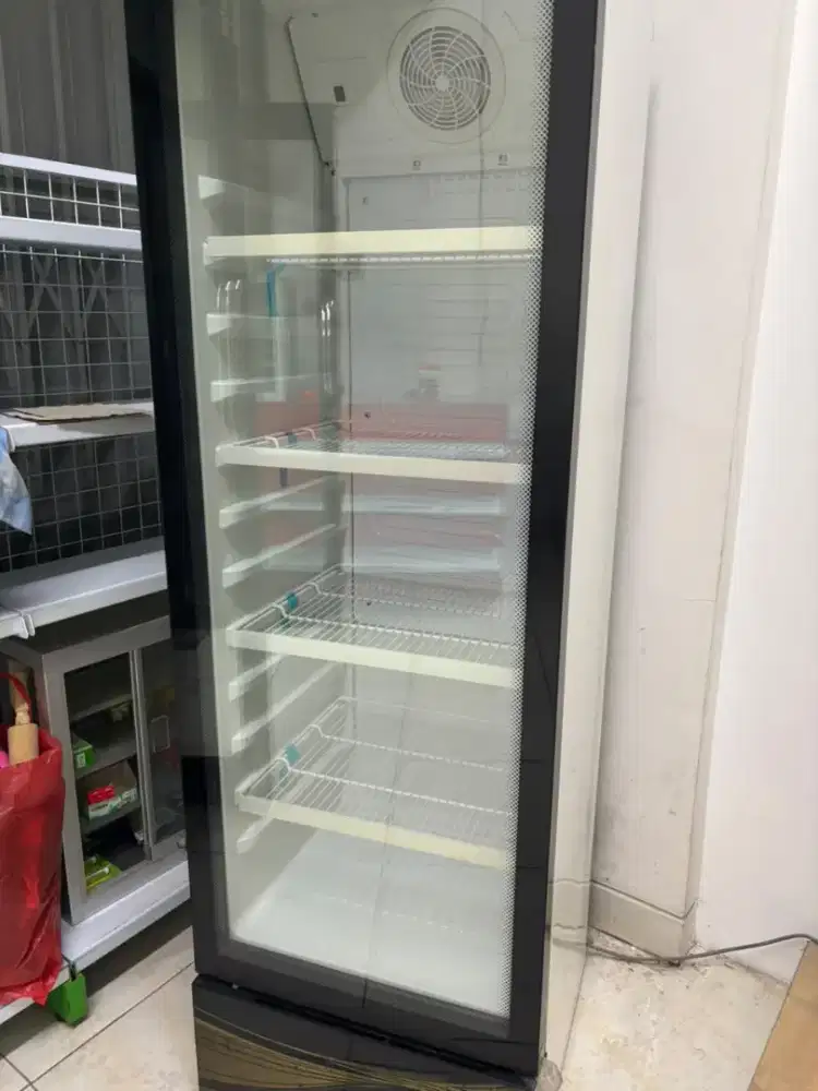 Showcase Lemari Es Bekas Usaha – Kondisi Masih Bagus