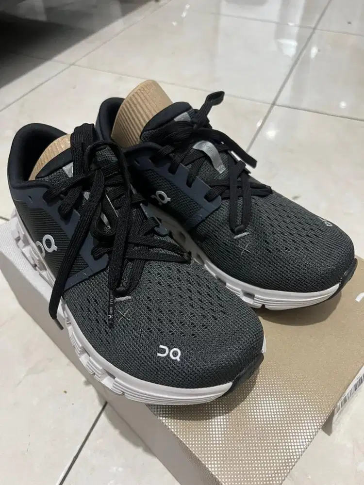 Sepatu On Cloud X 4 Size 40