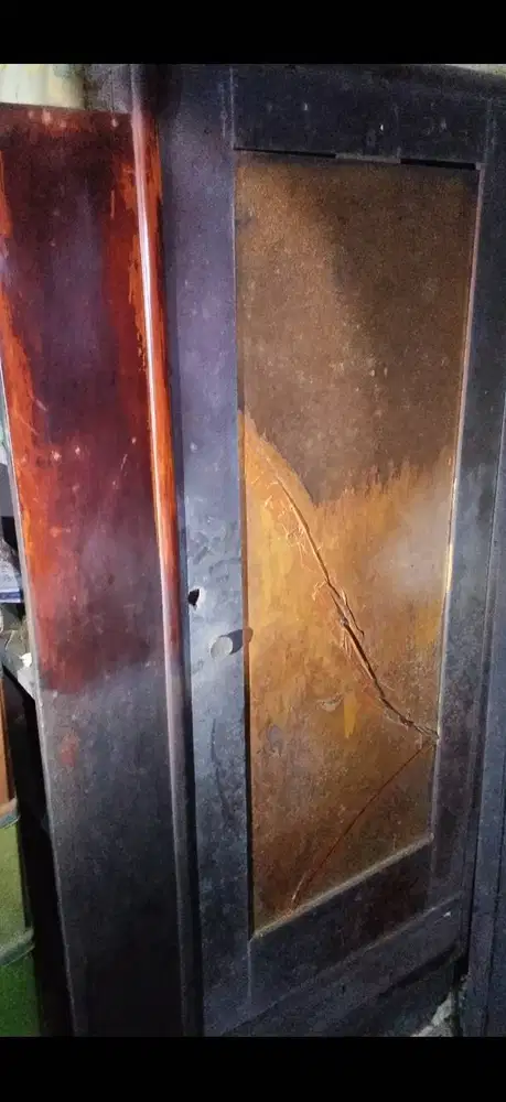 Lemari pakaian jati kuno