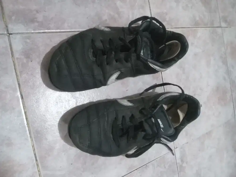 Sepatu bola siap pakai