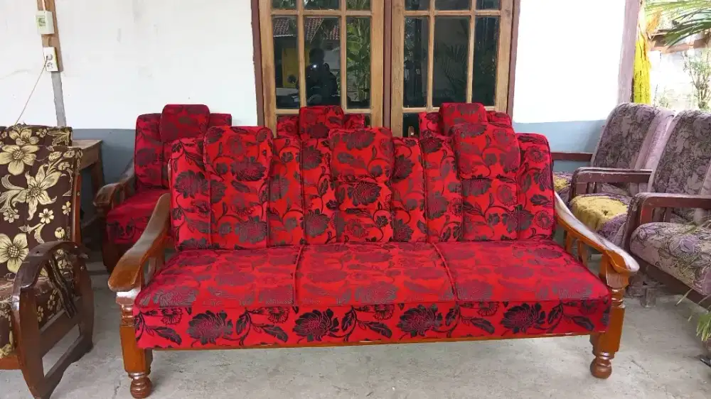 kursi merah dan meja ruang tamu