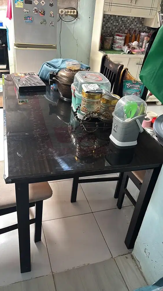 Meja makan kaca