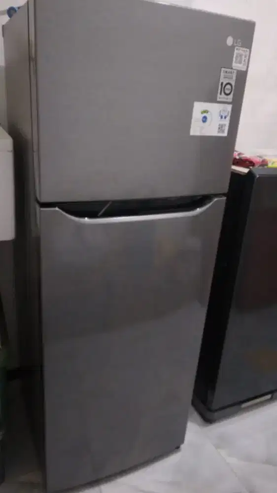 Lemari Es dua pintu merk LG