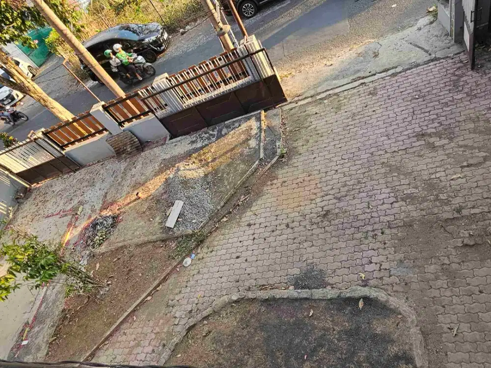 pisang kipas suhat kos murah pinggir jalan dekat pizza hut suhat, hanya 4 menit ke kampus UB Brawijaya Dan 2 menit ke polinema, bagus dijadikan kafe, resto, atau 2 kos elite besar. seperti harga tanah bonus bangunan