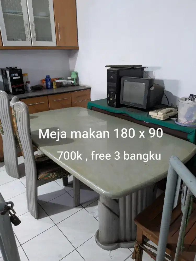 Lemari Baju Meja makan