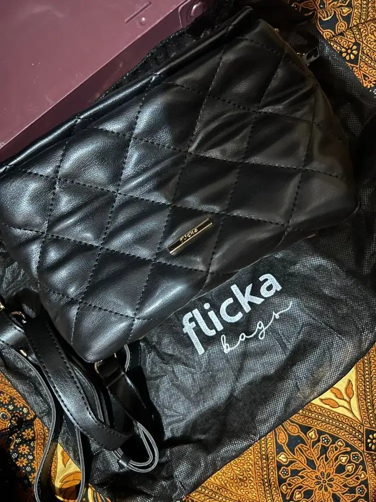 Tas Flicka warna hitam