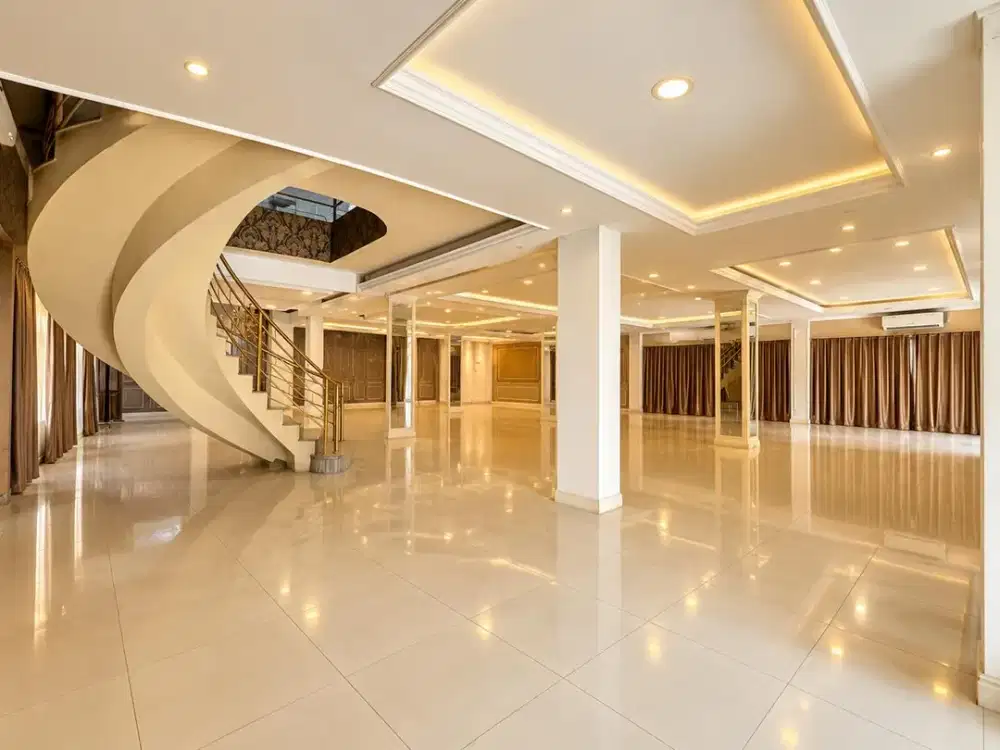 Dijual Gedung Cocok untuk Wedding Hall, Perkantoran, Restoran di Hayam Wuruk Jakarta Pusat