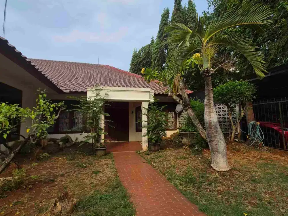 Dijual Rumah Terawat dengan halaman luas