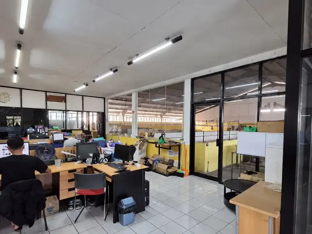 Jual Gudang/Pabrik Bagus Luas Siap Pakai Bangunan 2 Lantai Halaman Luas Full Furnished di Jalan Cibolerang