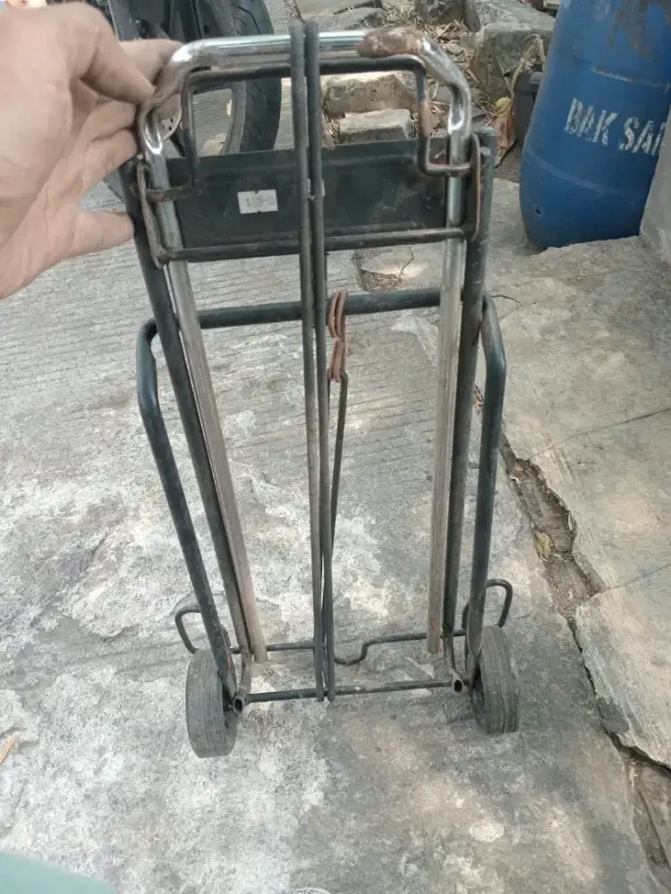 Troli buat bawa barang