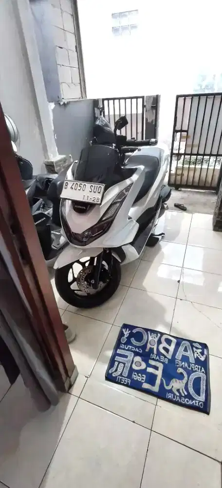 Honda PCX 160 warna putih