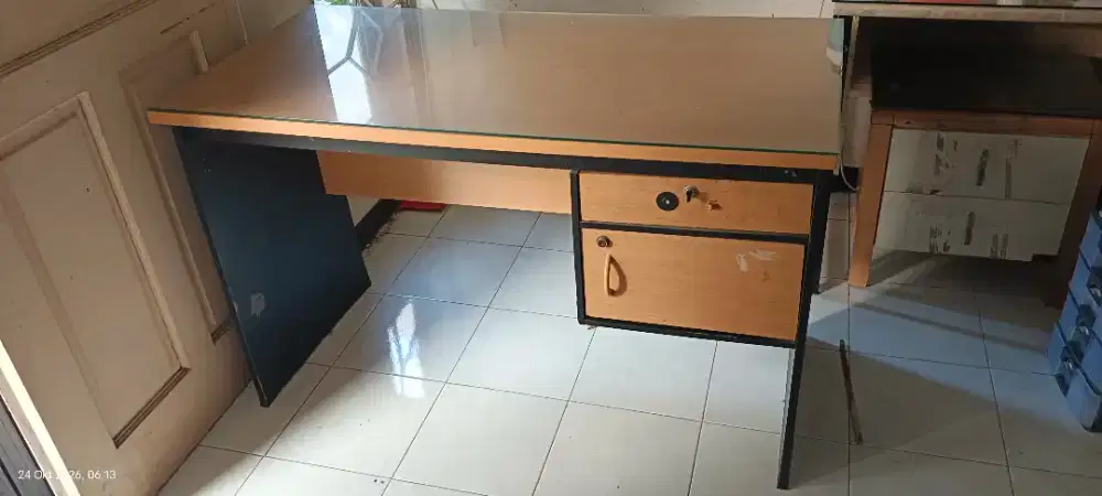 Meja Kantor / Meja Kerja 1/2 Biro + Free Tatakan Kaca Atas