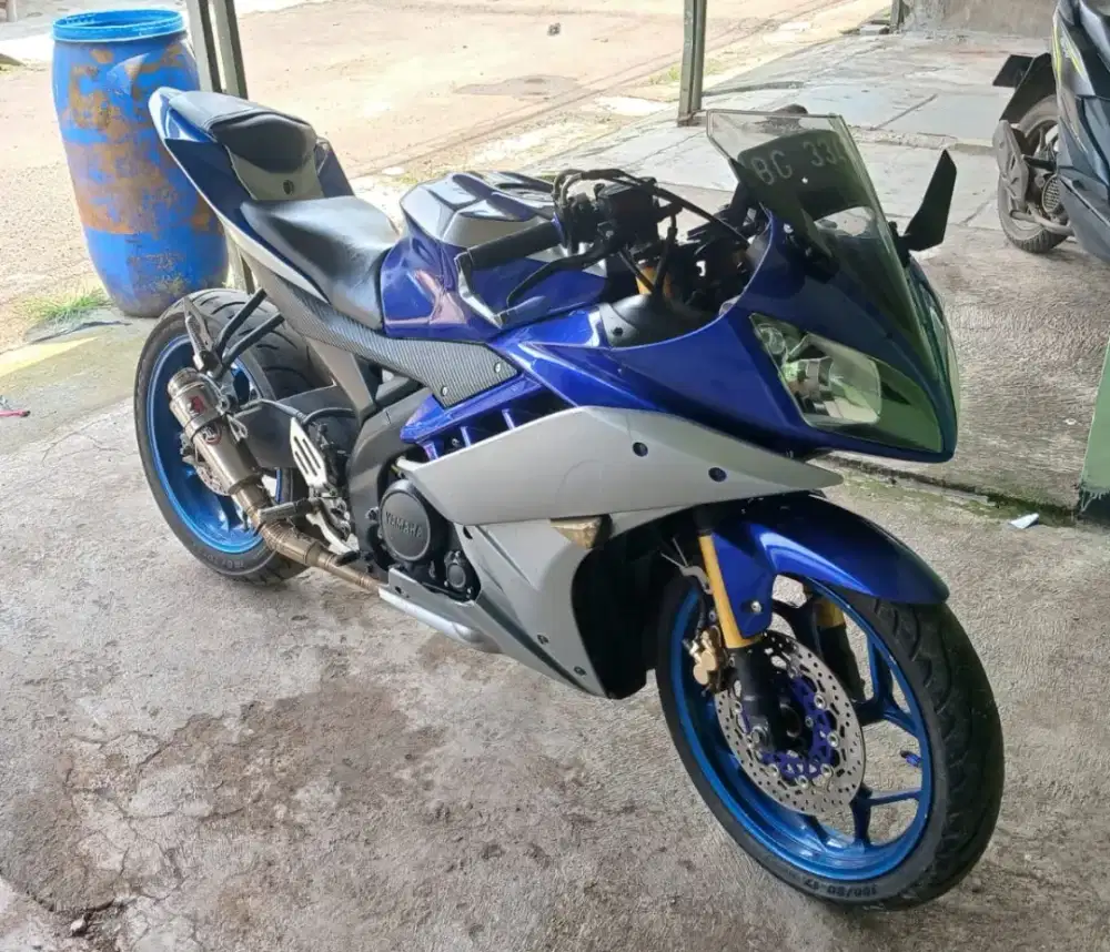 Jual motor r15 pemakaian harian pribadi, di jual karna mau ganti metic