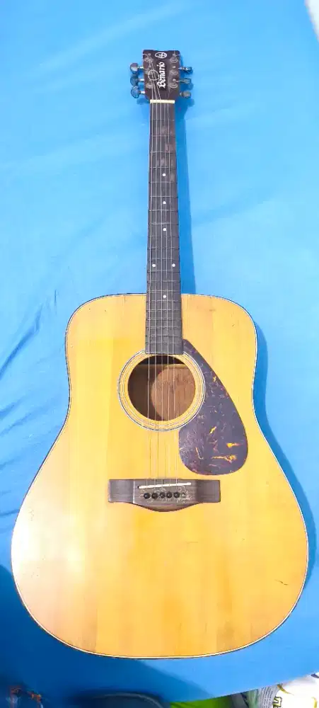 Gitar akustik Benario mirip Yamaha replika