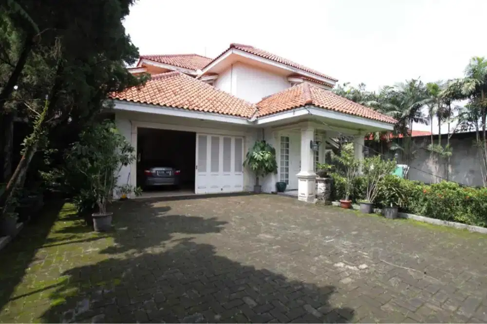 Dijual Rumah Sangat Luas dan Strategis di Taman Cimanggu