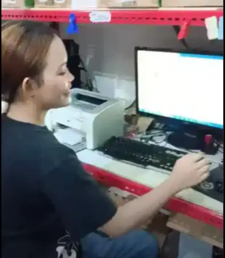 Staff Administrasi Komputer Gudang Toko Online Shop