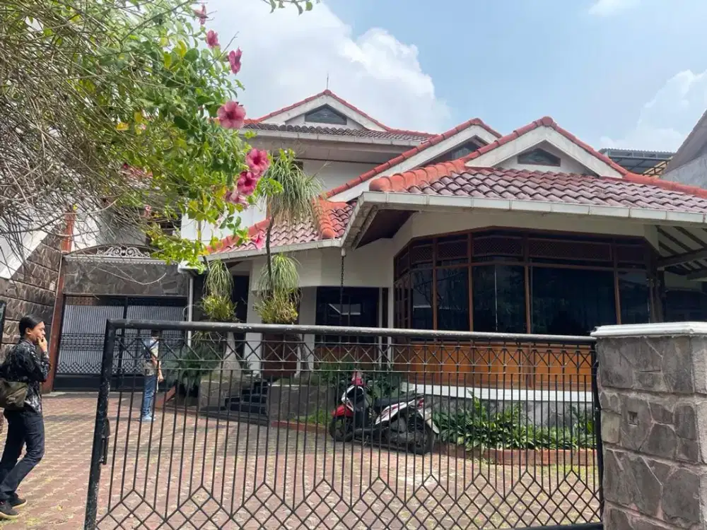 Dijual rumah mewah terawat di dekat pintu toll Pasteur Bandung dibawah njop