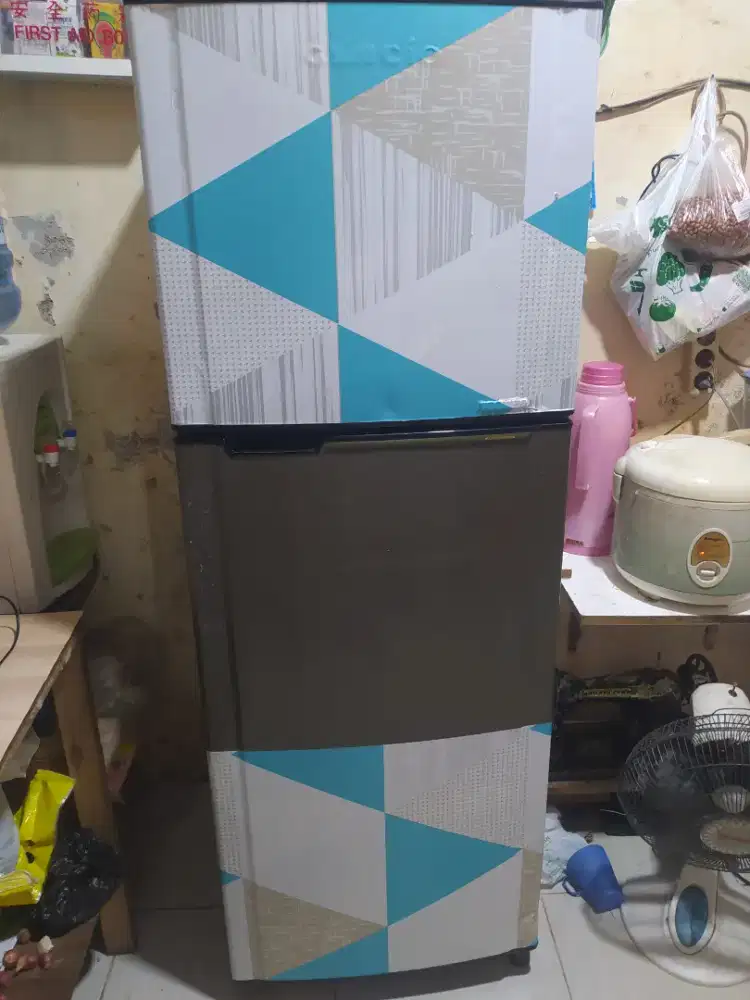 Kulkas 2 pintu merk toshiba