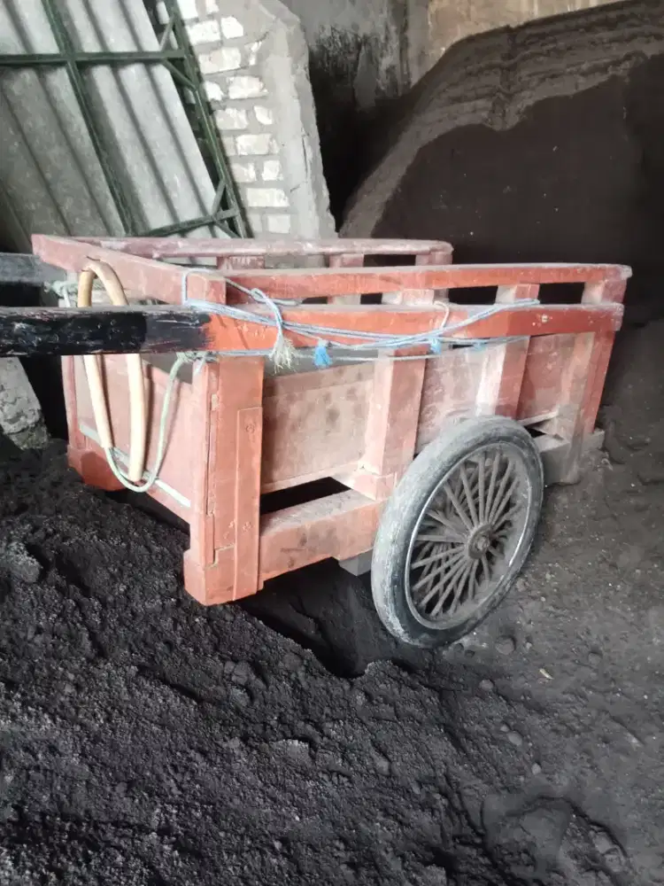 Kirim pasir dll pakai gerobak kayu