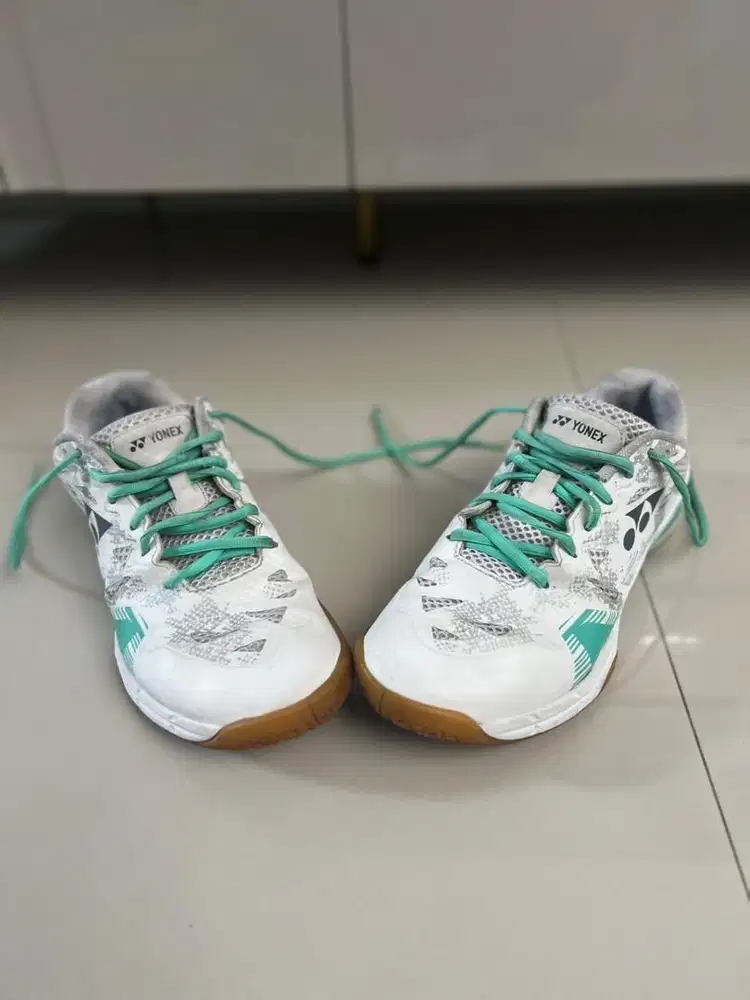 sepatu bulutangkis Yonex SHB
