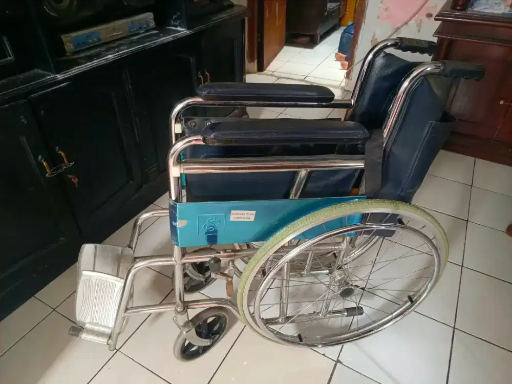 Kursi roda 90% masih bagus