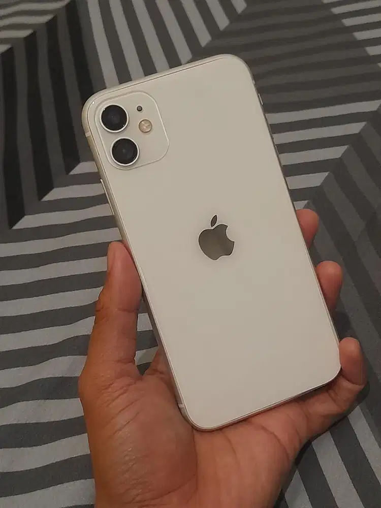 Di jual hp iPhone 11 64 ibox