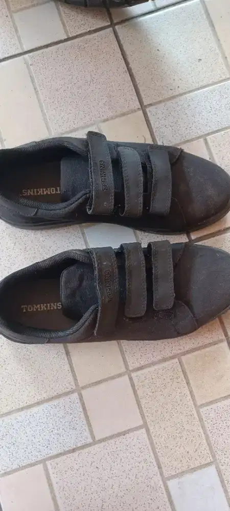 Sepatu full hitam perekat