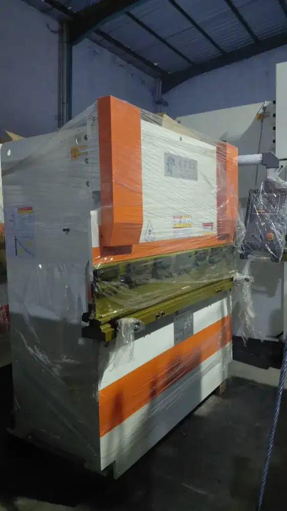 Mesin bending 30ton x 1600mm nc