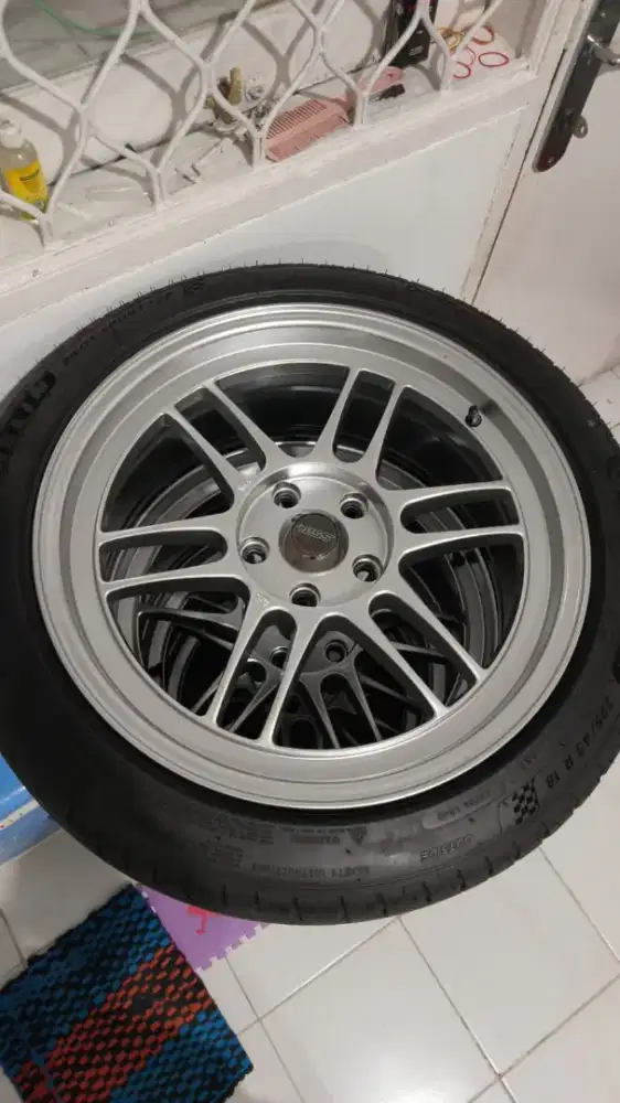 VELG BRAND SSW R18-8, S165 35 5/108 HS
BAN MICHELIN 225/45 R18