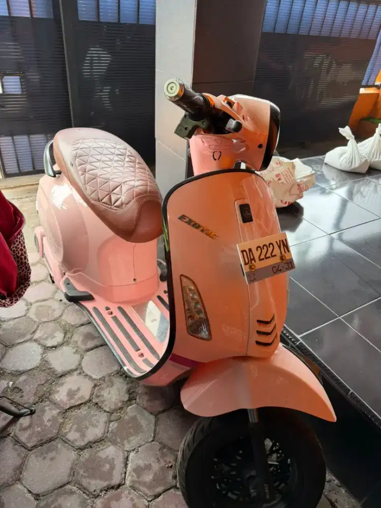 Motor listrik warna pink