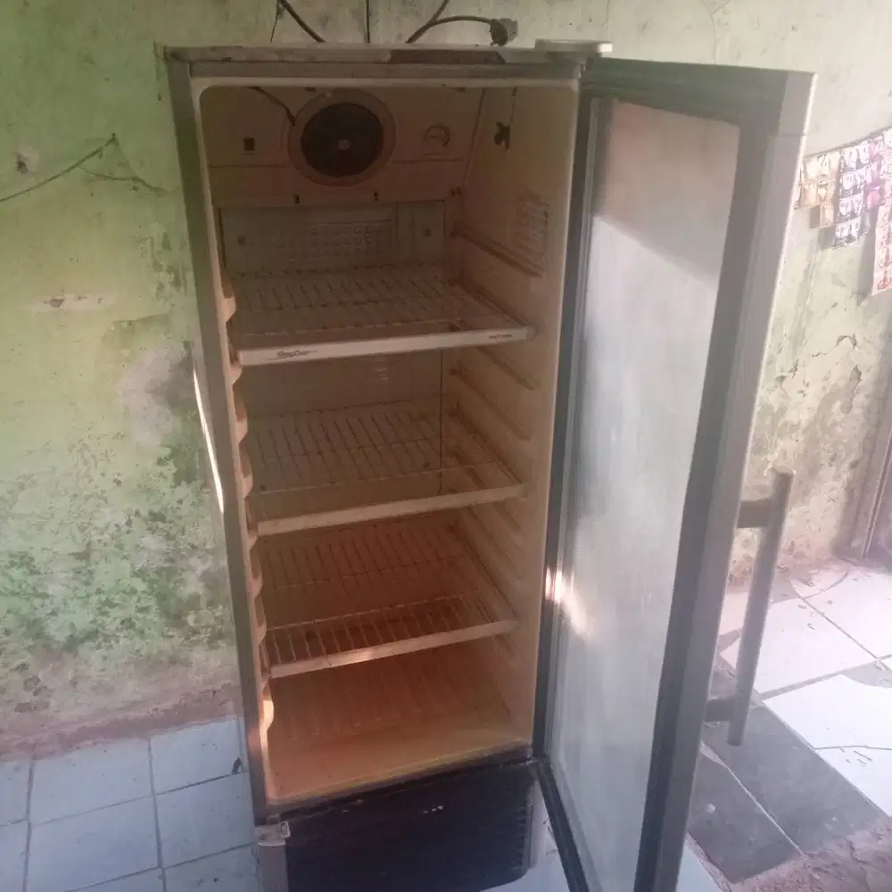 Showcase pendingin minuman layak pakai